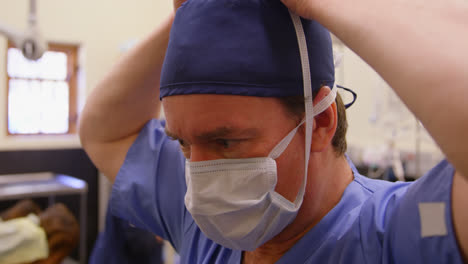 Chirurg-Mit-OP-Maske-Im-Operationssaal-4k