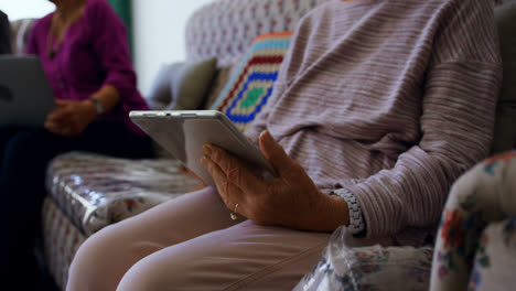 Mittelteil-Einer-Aktiven-älteren-Frau,-Die-Ein-Digitales-Tablet-Im-Pflegeheim-Benutzt,-4k