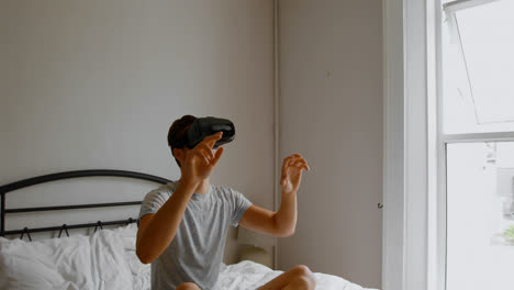 Mann-Mit-Virtual-Reality-Headset-Auf-Dem-Bett-Im-Schlafzimmer-4k