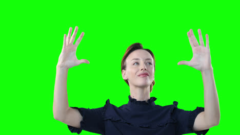Kaukasische-Frau-Hebt-Die-Hände-Auf-Grünem-Hintergrund