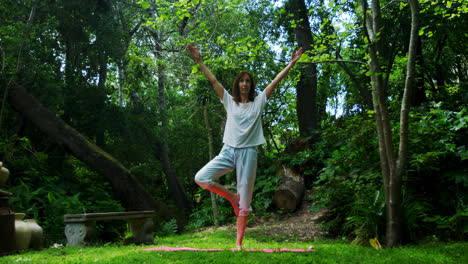Reife-Frau-Macht-Yoga-Im-Park-4k
