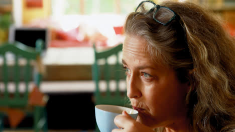 Mujer-Madura-Tomando-Café-En-Casa-4k