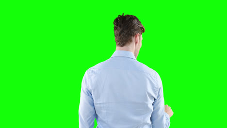 Kaukasischer-Mann-Mit-Dem-Rücken-Zur-Kamera-Auf-Grünem-Hintergrund