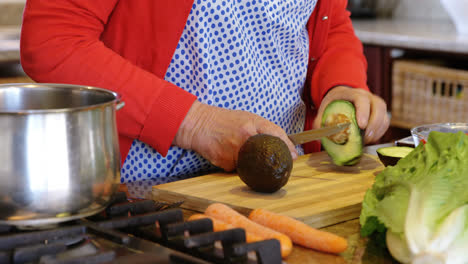 Mujer-Mayor-Cortando-Verduras-En-La-Cocina-De-Casa-4k