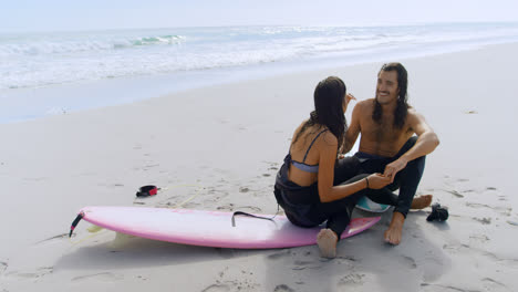 Pareja-De-Surfistas-Hablando-En-La-Playa-4k