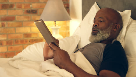 Hombre-Mayor-Usando-Tableta-Digital-En-El-Dormitorio-4k