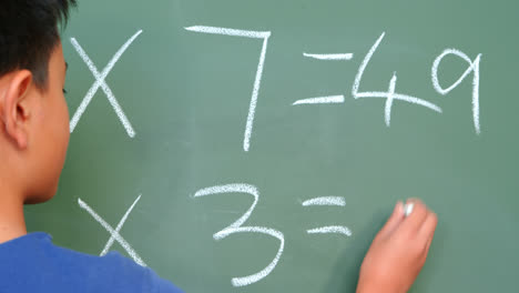 Rückansicht-Eines-Asiatischen-Schuljungen,-Der-Im-Klassenzimmer-In-Der-Schule-Ein-Matheproblem-An-Der-Tafel-Löst,-4k