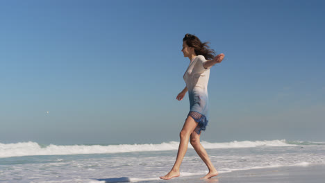 Mujer-Joven-Bailando-En-La-Playa-Bajo-El-Sol-4k