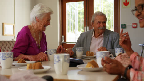 Gruppe-älterer-Freunde-Gemischter-Herkunft-Beim-Frühstück-Am-Esstisch-4k