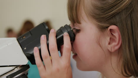Mädchen-Das-Mikroskop-Verwendet-