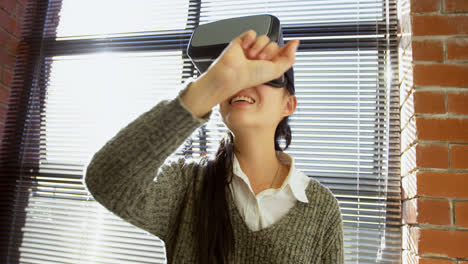 Weibliche-Führungskraft-Mit-Virtual-Reality-Headset-4k