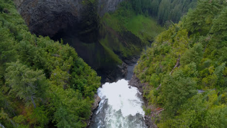 Wunderschöner-Wasserfall-Durch-Waldklippe-An-Einem-Sonnigen-Tag-4k