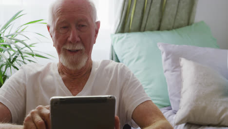 Älterer-Mann-Mit-Digitalem-Tablet-In-Sozialer-Distanzierung