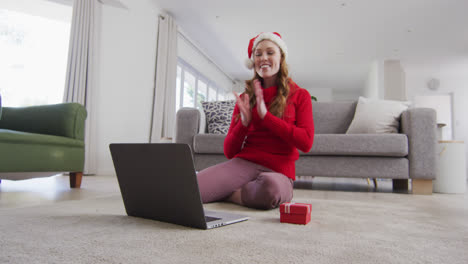 Frau-Mit-Weihnachtsmütze-Führt-Zu-Hause-Einen-Video-Chat-Auf-Dem-Laptop