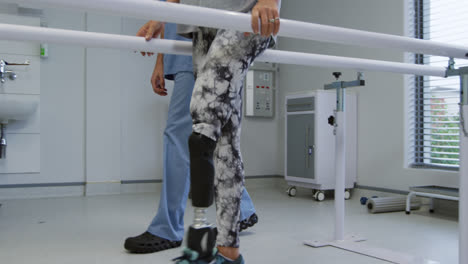 Frau-Mit-Beinprothese-Im-Krankenhaus