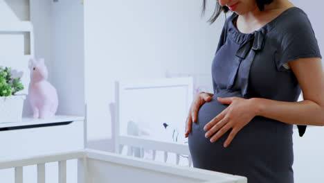 Mujer-Embarazada-Tocándose-El-Estómago-4k