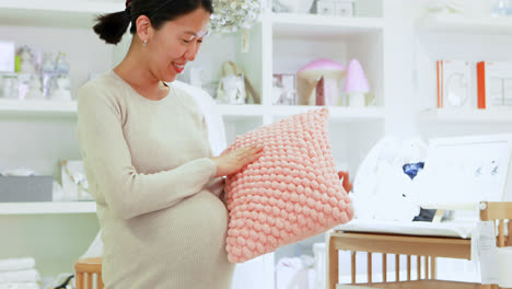 Mujer-Embarazada-Sosteniendo-Almohada-En-El-Dormitorio-4k