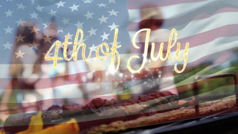 Gruppe-Von-Freunden-Feiern-Und-Eine-Amerikanische-Flagge-Mit-Einem-4.-Juli-Text