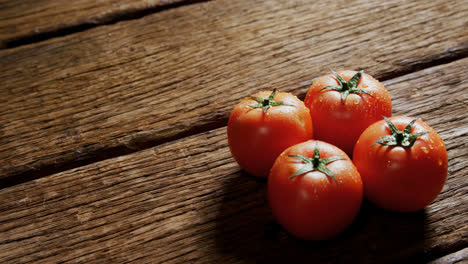 Fresh-tomatoes-on-wooden-table-4k