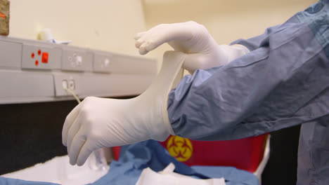 Chirurg-Trägt-Medizinische-Handschuhe-Im-Krankenhaus-4k
