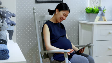 Mujer-Embarazada-Usando-Tableta-Digital-En-Casa-4k