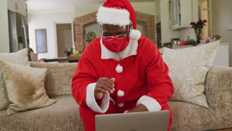 Hombre-Afroamericano-De-Alto-Rango-En-Navidad-Con-Máscara-Roja-Y-Disfraz-De-Papá-Noel