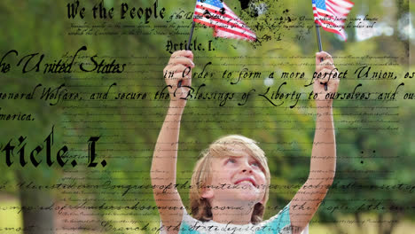 Kind-Hält-Amerikanische-Flaggen-Und-Die-Geschriebene-Verfassung-Der-Vereinigten-Staaten-Hoch