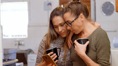 Lesbisches-Paar-Diskutiert-über-Ein-Mobiltelefon-4k