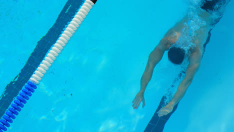 Männlicher-Schwimmer-Schwimmt-Unter-Wasser-Im-Pool-4k