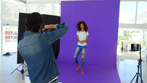 Modelo-Femenino-Posando-Para-Una-Sesión-De-Fotos-En-El-Estudio-4k