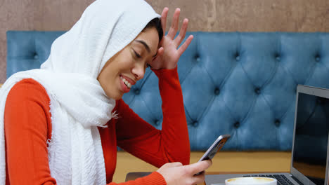 Mujer-Usando-Teléfono-Móvil-En-Cafetería-4k
