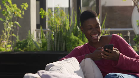 Junge-Afroamerikanerin-Mit-Einem-Smartphone-Auf-Einem-Dach