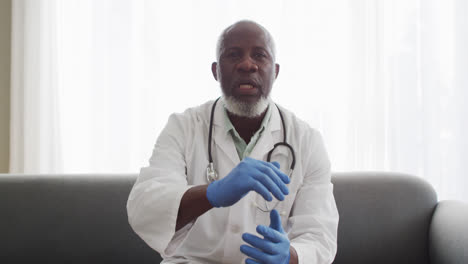 Porträt-Eines-Afroamerikanischen-Arztes,-Der-Zeigt,-Wie-Man-Während-Eines-Videoanrufs-Den-Mund-Bedeckt