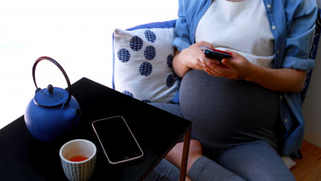 Pregnant-woman-making-payment-through-debit-card-4k