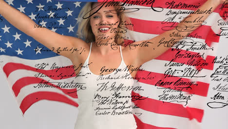 Frau-Hält-Eine-Amerikanische-Flagge-Mit-Schriftlicher-Unabhängigkeitserklärung-Der-Vereinigten-Staaten