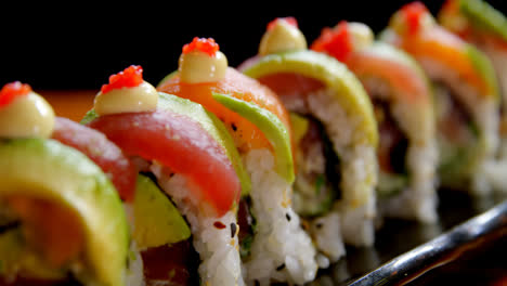 Sushi-Con-Rollo-De-Arroz-Servido-En-Una-Bandeja-4k