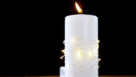 Brennende-Kerzen-Auf-Holztisch-4k