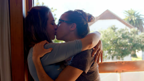 Lesbisches-Paar-Küsst-Sich-Zu-Hause-4k