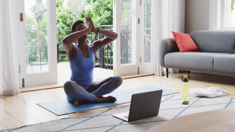 Mujer-Afroamericana-Practicando-Yoga-En-Casa