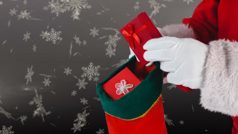 Weihnachtsmann-Packt-Geschenke-In-Weihnachtsstrümpfe