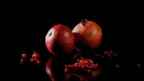 Granatapfel-Auf-Schwarzem-Hintergrund-4k