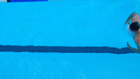 Erhöhte-Ansicht-Eines-Männlichen-Schwimmers,-Der-Im-Pool-Schwimmt,-4k