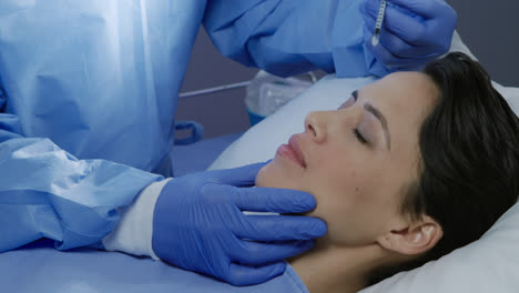 Patient-Und-Chirurg-Während-Eines-Kosmetischen-Eingriffs