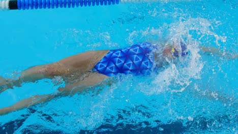 Junge-Schwimmerin-Schwimmt-Im-Pool-4k