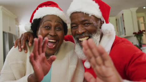 Porträt-Eines-Afroamerikanischen-Paares-Zur-Weihnachtszeit,-Das-Weihnachtsmannmützen-Trägt