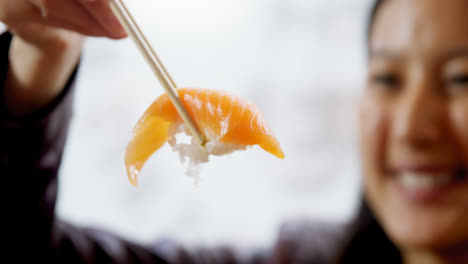 Mujer-Comiendo-Sushi-En-Restaurante-4k