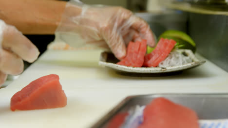 Männlicher-Koch-Arrangiert-Sushi-Auf-Einem-Teller-In-Der-Küche-4K