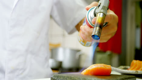 Chef-Masculino-Calentando-Sushi-En-La-Cocina-4k