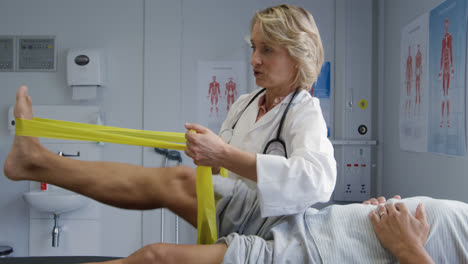 Physiotherapeut-Bei-Der-Arbeit-In-Einem-Krankenhaus