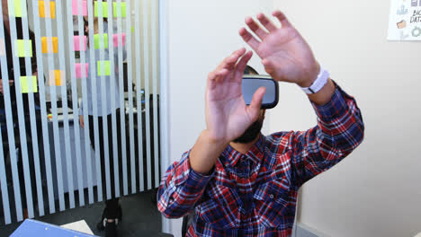 Männliche-Führungskräfte-Nutzen-Virtual-Reality-Headset-4k